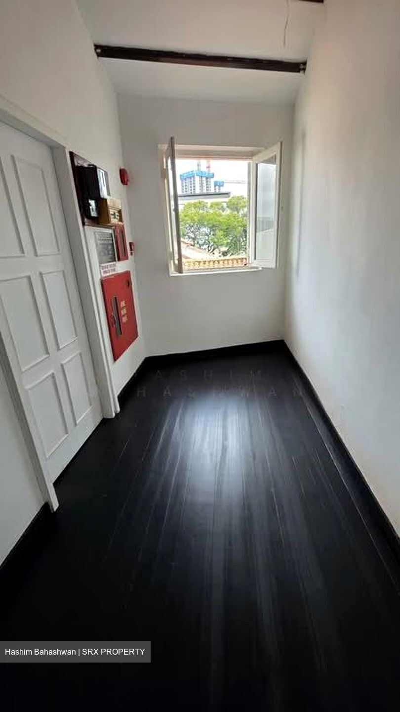 North Bridge Road (D7), Office #549582951